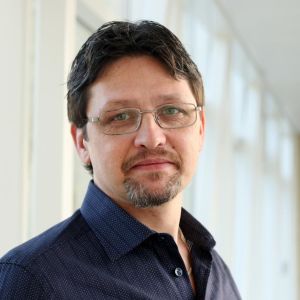 Lars Ivarsson har forskat kring privata angelägenheter på arbetstid och sådant som vi gör på jobbet som inte har med arbetsuppgifterna att göra. Lars Ivarsson forskar i arbetslivsfrågor vid Karlstads universitet.