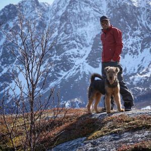 Teemu Hostikka liikkuu vapaa-ajallaan luonnossa Kero-koiransa kanssa. teemu hostikka ja kero-koira