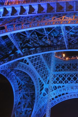 Eiffel-torni alhaalta kuvattuna.