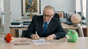 Martti Ahtisaari försöker medla fram ett fredsavtal mellan fåglarna och grisarna. Martti Ahtisaari förhandlade fram ett eldupphör mellan grisar och fåglar i mobilspelet ANgry Birds