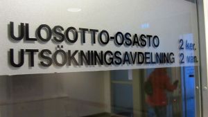 Över 220 000 finländare skuldsatta år 2014. Den totala utmätningsskulden år 2014 var 4 miljarder euro.