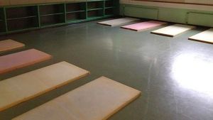 Det råder brist på inkvarteringsutrymmen på många orter. Nödinkvarterade sover ofta på madrasser på golv i exempelvis skolors gymnastiksalar. Det råder brist på inkvarteringsutrymmen på många håll