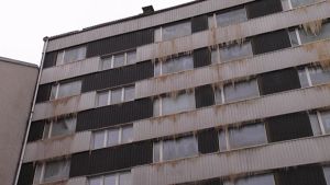 Släckningsvattnet har frusit till is längs med ytterväggarna på våningshuset vid Ursinsgatan. Bostadshuset på Ursinsgatan i Åbo som eldhärjades lördagen 2.1.2016.