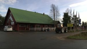 Flyktingförläggningen öppnades i Finlands Röda Kors regi i oktober. Utrymmena har tidigare använts som hotell. Det är den nordligaste anläggningen i Finland, och ligger några kilometer från den lilla stadens centrum. Det röda hotellhuset som gjorts till flyktingförläggning.