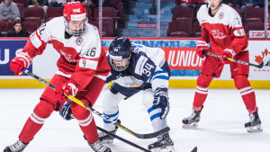 Kristian Vesalainen var med då Finland förlorade mot Danmark för ett år sedan. Kristian Vesalainen försöker få tag på pucken.