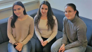 Eveliina Haavisto (till vänster), Mira Bäck (i mitten) och Fredrika Snåfs (till höger) har alla varit nöjda med de möjligheter som samarbetet mellan Vasa gymnasium och Vaasan lyceon lukio ger dem. Eveliina Haavisto, Mira Bäck och Fredrika Snåfs
