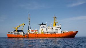 Alla fartyg till sjöss måste hjälpa nödställda, enligt internationell sjörätt. Men fartygen måste vara registrerade någonstans, och Aquarius har nyligen förlorat sin panamanska flagg. Förhandlingar pågår nu med Schweiz. Fartyget Aquarius