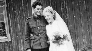 Bengt och Greta Hollmerus gifte sig 1942. Vårt Hitis berättar också om bröllopstraditioner i skärgården. Brudpar på 1940-talet i Hitis.