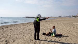 Polisen är redo att bötfälla personer som vistas ute utan giltig orsak. Stranden i Fuengirola, Spanien under utegångsförbudet mars 2020.