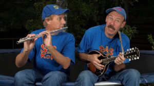 Sås & Kopp. Det vill säga Pasi Hiihtola & Peik Stenberg, som tillsammans har gjort ett stort antal skivor, ett par musikaler och många radio- och TV-program. Sås och Kopp