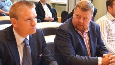 Till vänster advokaten Hannu Kokko, till höger Talvivaaras tidigare vd Pekka Perä.