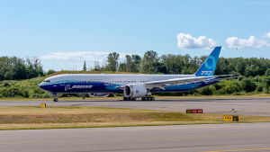 Boeingin uuden 777-version ensimmäinen, viime kesänä valmistunut kone on käynyt jo rullaamassa, mutta ensilennolleen se noussee vasta ensi vuonna. Hanke on jo noin vuoden päivät myöhässä. Boeing 777 -lentokone lentokentällä.