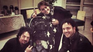 Jimmy och Sofie Westerlund visar upp sin nyfödda för goda vännen Steve Lukather från Toto. Steve Lukather ser på Sofie och Jimmy Westerlunds nyfödda i en barnvagn