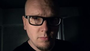 Matti-Pekka Ritvola grundade klubben Flashback Future Disco en bild tagen rakt framifrån av matti-pekka ritvolas ansikte. Han bär svart t-skjorta, svartbågade glasögon.