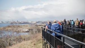 En tävling om ny service på Skanslandet pågår fortfarande. Människor på promenadstråk på en ö utanför Helsingfors.