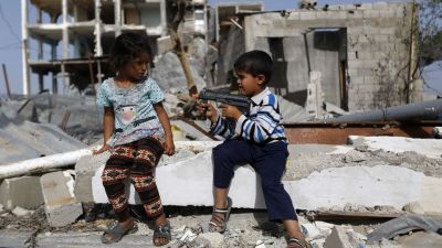 Palestinska barn leker i Beit Hanun, Gaza den 27 maj 2015.
