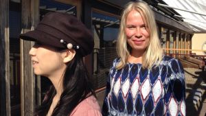 Japanska författaren Hiroko Motai vill bli fotad endast från vänstra sidan och förlagschefen Johanna Laitinen fogar sig snällt bakom henne. hiroko motai, johanna laitinen, miljoner biljoner julgubbar