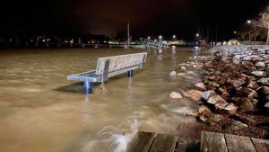 Stormnatten 17-18.2.2020. En bänk vid Skeppsbron i Lovisa. Stranden har översvämmats och bänken står i vattnet.