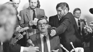 Statsminister Kalevi Sorsa informerar journalister år 1982 då det kommunistiska Demokratiska Förbundet för Finlands Folk röstade emot försvarsbudgeten, vilket skapade en regeringskris som har liknande drag som den pågående regeringskrisen. Statsminister Kalevi Sorsa informerar journalister år 1982 då det kommunistiska partiet Demokratiska Förbundet för Finlands Folk röstade emot försvarsbudgeten, vilket skapade en regeringskris som har liknande drag som den pågående regeringskrisen.