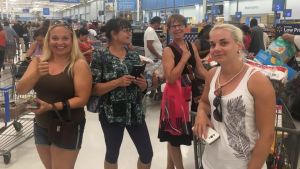 Katja Saarikoski, Senja Svanh och Mervi Saarikoski Finländare i Florida handlar mat