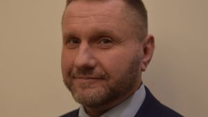 Konstantin von Eggert kritiserar Putins styre under coronakrisen. En man med kort ljust hår tittar in i kameran.
