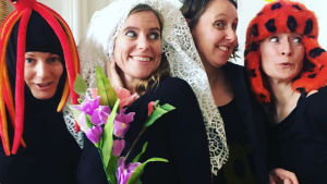 Med teatergruppen Tapir vågar hon både sjunga och spela ukulele på scen. Från vänster: Lena Frölander-Ulf, Jenny Lucander, Annika Sandelin och Linda Bondestam. Lena Frölander-Ulf med andra skådespelare.