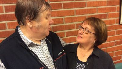Makarna ser på varandra