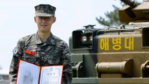 Son Heung-min var bland de fem bästa rekryterna. Son Heung-min håller upp ett diplom från Sydkoreas armé