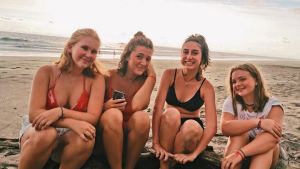 Här sitter Ellen, Erica från Italien, Nil från Turkiet och Elise från Frankrike på stranden Junquillal strax före solnedgången. utbytesstuderande på strand i Costa rica