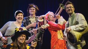 Pomppulinnan kreivi -yhtyeessä soittavat Arja Paju, Valtteri Bruun, Hannu Risku, Vili Mustalampi ja Ricardo Padilla. Pomppulinnan kreivi -yhtyeessä soittavat Arja Paju, Valtteri Bruun, Hannu Risku, Vili Mustalampi ja Ricardo Padilla.