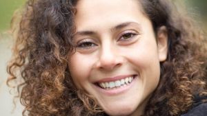 Jasmina Amzil, verksamhetsledare för Ruskeat tytöt r.f. Närbild av Jasmina Amzil.
