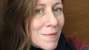 I dag i en ålder av 40+ skulle inte Anna Magnusson söka sig till klubbar mer. “Men om jag hör härlig Goa trance så börjar det nog bubbla i kroppen”, säger hon. En bild av Anna Magnusson