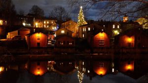 Vikström är bekant med knutarna i Gamla stan sedan barnsben. Arkivbild. upplysta strandbodar i gamla stan i borgå