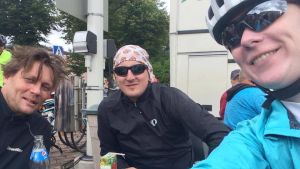 Mikael Kokkola, Mikael Björkman och Katarina Lind pausade vid Lovisa torg i fjol. Deltagare i Tour de Östnyland 2017.