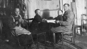 Mårten Holms farfar William var bra på att berätta om hur det var "förr i världen". Här sitter han med Mårtens farbröder Hannes och Per-Ole. Mårten Holms farfar Anders William Holm, sittande på stolen t.h.