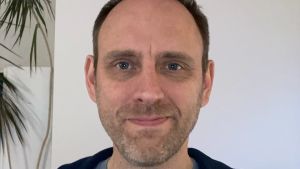 Datasäkerhetsexpert Linus Nyman jobbar med att hjälpa utsatta med digital säkerhet. Han har även utformat en guide för hur man bäst skyddar sig från digitalt våld. linus nyman