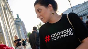 Irina Fatjanova hör till Aleksej Navalnyjs stab. En kvinna står på gatan i svart t-shirt.