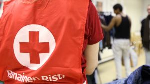 Minderåriga asylsökande letar efter vinterkläder i FRK:s lager i Esbo. De flesta minderåriga som kommer till Finland är 15-17-åriga pojkar från Irak, Afghanistan och Somalia Minderåriga letar efter vinterkläder