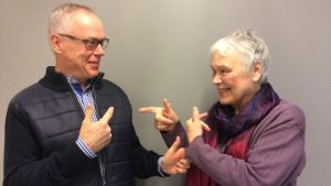 Georg Liljestrand och Märta Salokoski gästerna pekar på varandra och sig själva