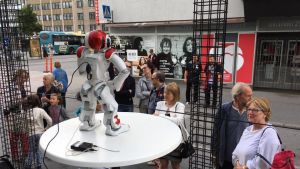 Populär. Roboten Zora mötte nyfikna besökare i Björneborg. Robot på Finlandsarenan.