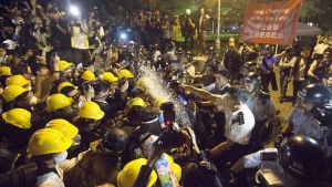 Tiotusentals Hongkongbor med gula paraplyer eller hjälmar ockuperade gator och torg i nästan tre månader år 2014, men protesterna ledde inte till resultat Krav på demokrati i Hongkong