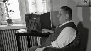 Mies kuuntelee radiota