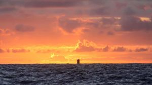 Kon-Tiki II lautta kohti auringonlaskua
