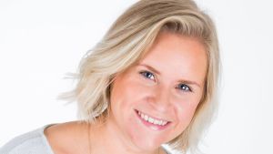 Paulina Rökman hade hoppats på en mera öppen dialog kring en eventuell skolstängning. Leende kvinna