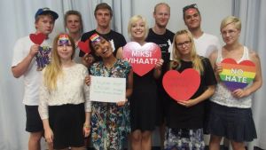 Rebecka Åkers i mitten och Dennis Barvsten till höger om henne samt resten av gänget på organisationens bildningsmöte. Personerna bakom organisationen Ungdom Mot Rasism i Finland.