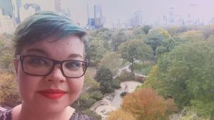 Salla Simukka Yhdysvaltain Suomen pääkonsulin virka-asunnon parvekkeella vuonna 2016. Taustalla näkyy Central Park. Salla Simukka New Yorkissa, taustalla näkyy Central Park.