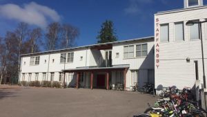 Eleverna från Staffansby skola går i eftis på Solhem. Staffansby lågstadieskolas fasad.