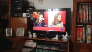 Prinsessat Leonor ja Sofia kansallispäivän ohimarssia seuraamassa Televisiokuvassa Espanjan prinsessat Leonor ja Sofia