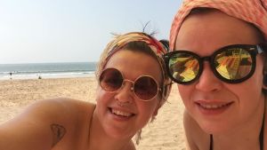 Catariina Salo med frun Mira under Indiensemestern Kvinnor i solglasögon på sandstrad