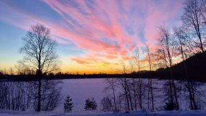 Auringonlasku talvisessa maisemassa